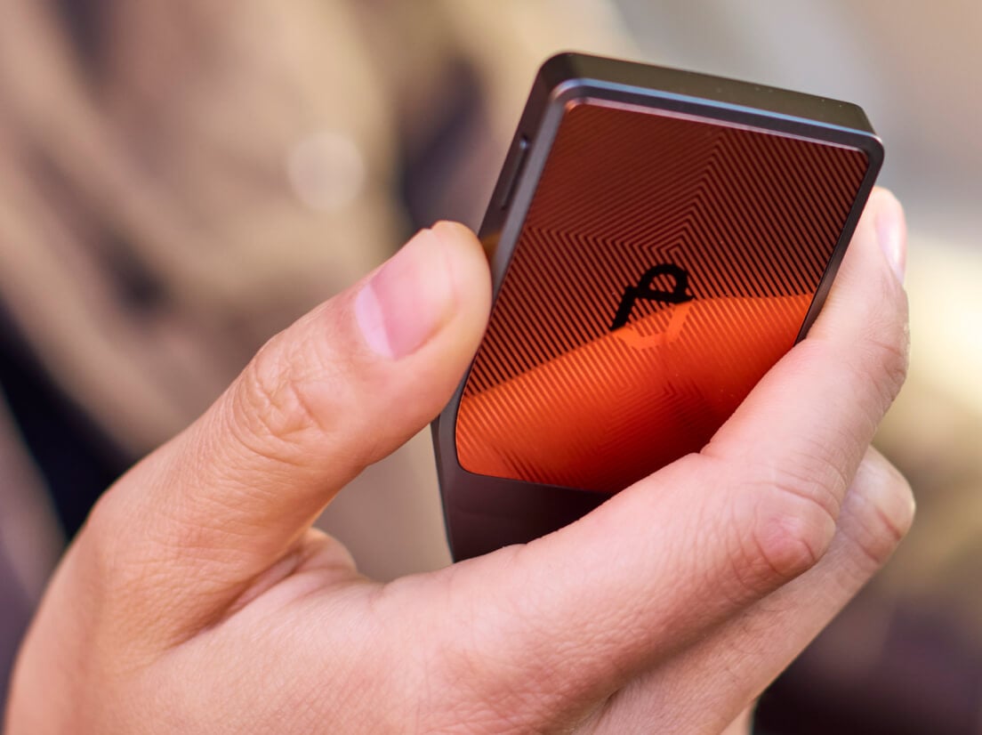 Une personne tenant en main un Trezor Safe 7 Édition Bitcoin-only.