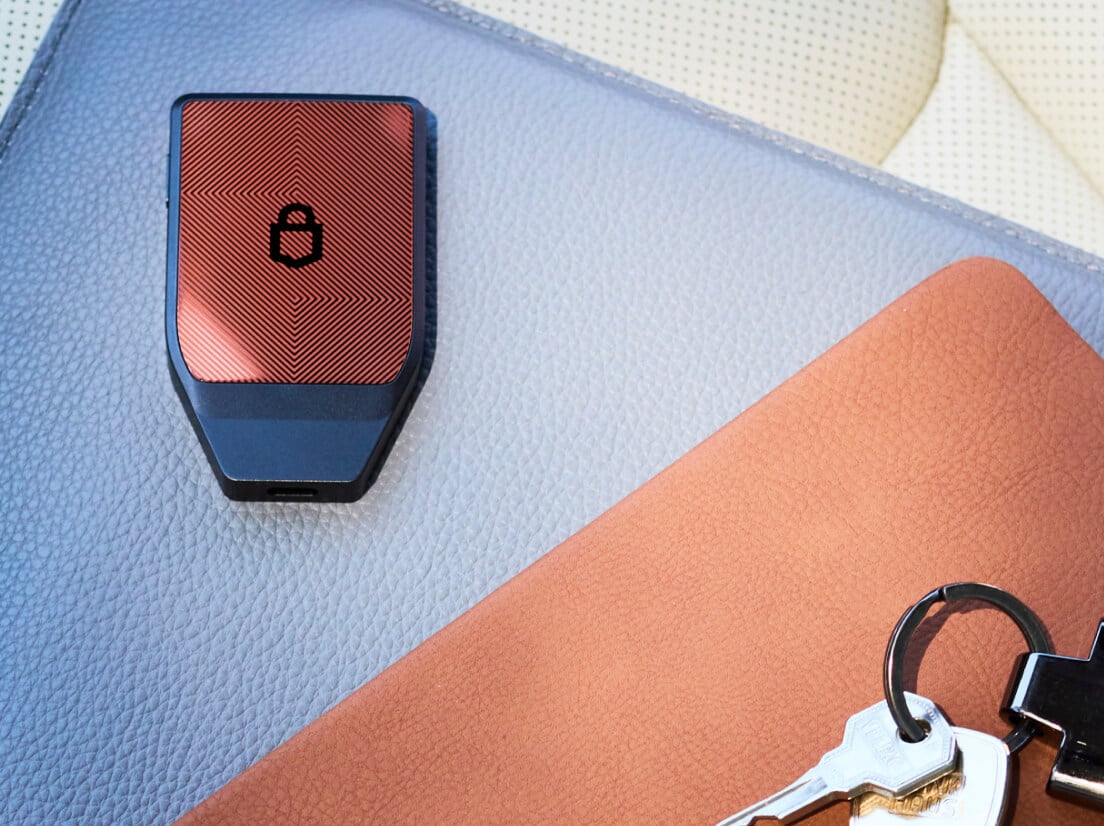 Un Trezor Safe 7 Édition Bitcoin-only posé sur une surface en bois sombre.